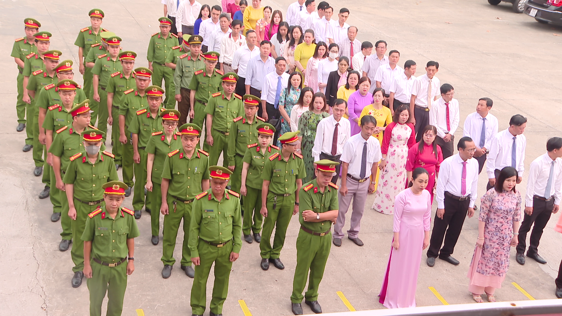 CBCCVC UBND phường Hiệp Thành chào cờ tháng 01/2026