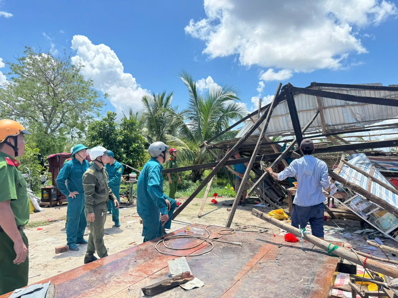 Chung tay hỗ trợ Nhân dân khắc phục hậu quả do mưa giông, lốc xoáy với phương châm gần dân, sát cơ sở