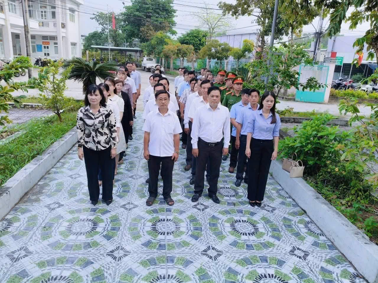 TỔ CHỨC LỄ VIẾNG, DÂNG HOA TẠI CÁC NHÀ BIA GHI DANH LIỆT SĨ NHÂN DỊP KỶ NIỆM 81 NĂM CÁCH MẠNG THÁNG TÁM VÀ QUỐC KHÁNH 02/9