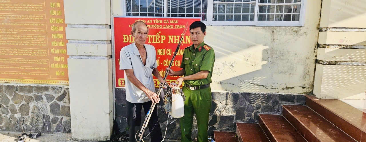 Công an phường Láng Tròn vận động người dân giao nộp công cụ kích điện