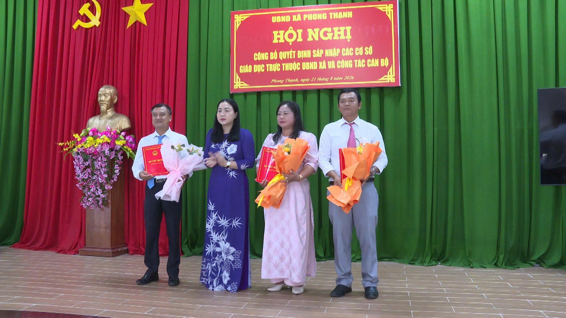 HỘI NGHỊ CÔNG BỐ QUYẾT ĐỊNH SÁP NHẬP CÁC CƠ SỞ GIÁO DỤC TRỰC THUỘC UBND XÃ VÀ CÔNG TÁC CÁN BỘ