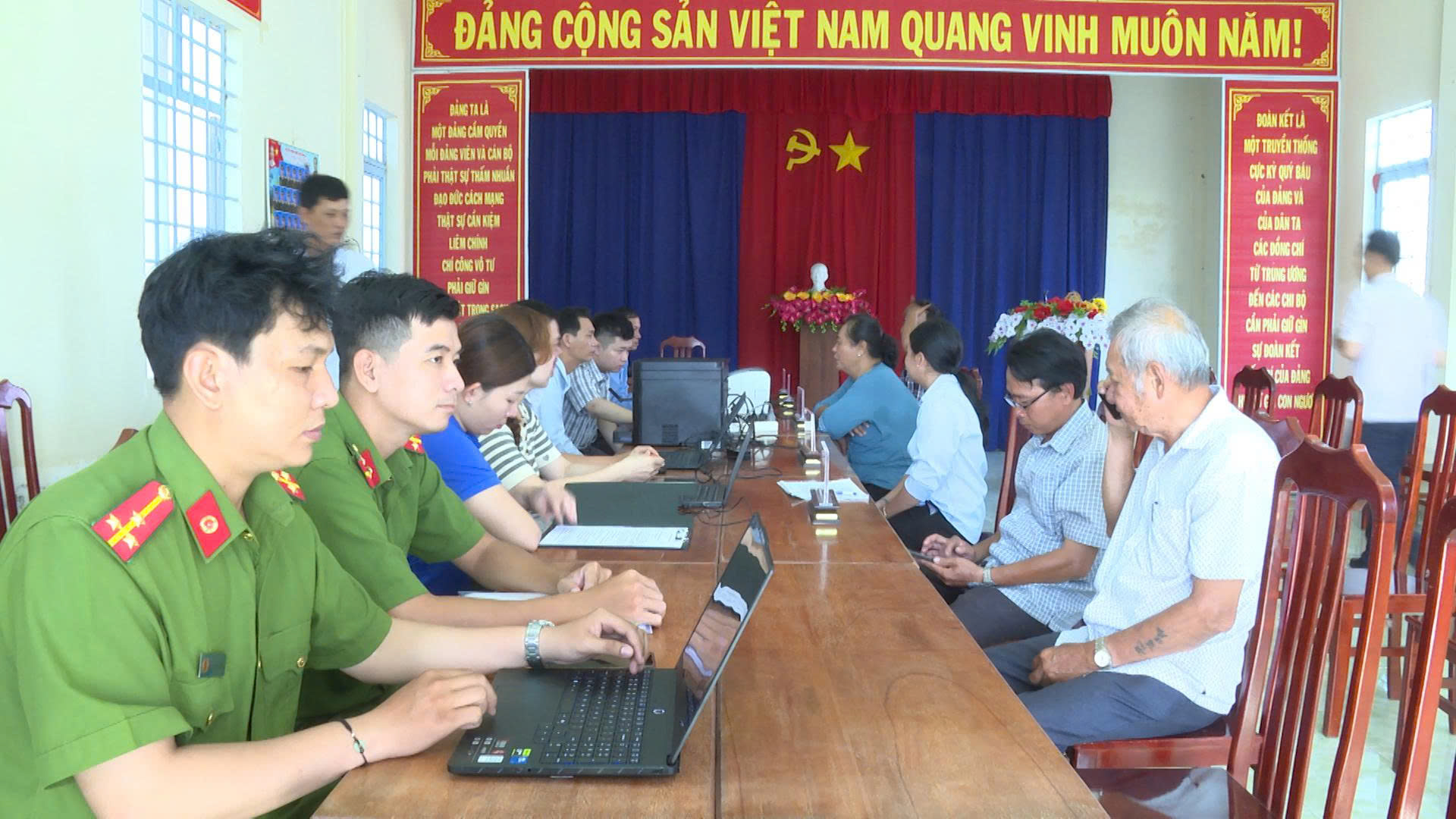 Anh-tin-bai