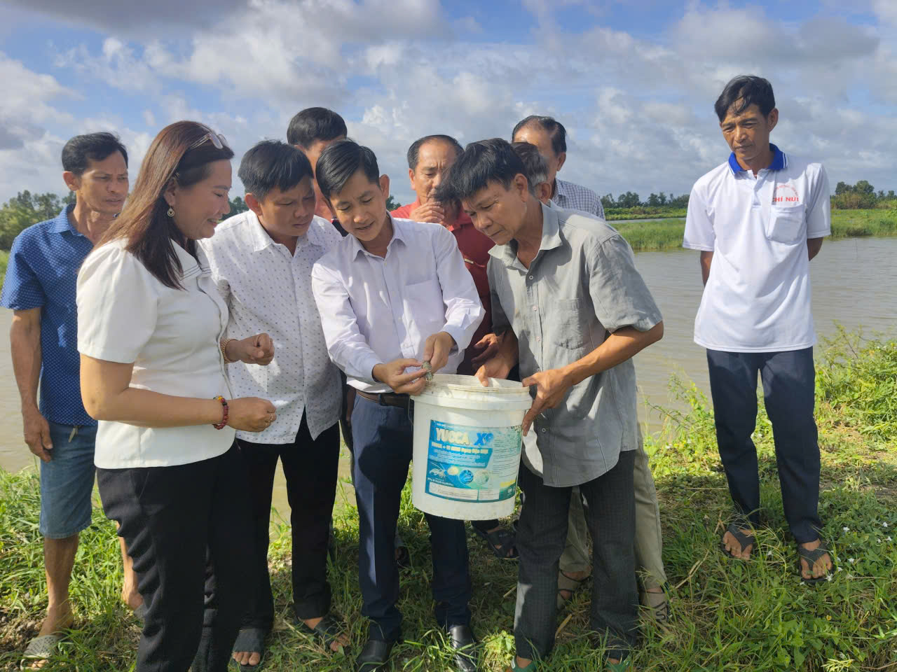 Trung tâm khuyến nông tỉnh Cà Mau tổng kết mô hình nuôi tôm sú 2 giai đoạn tại xã Vĩnh Lộc.