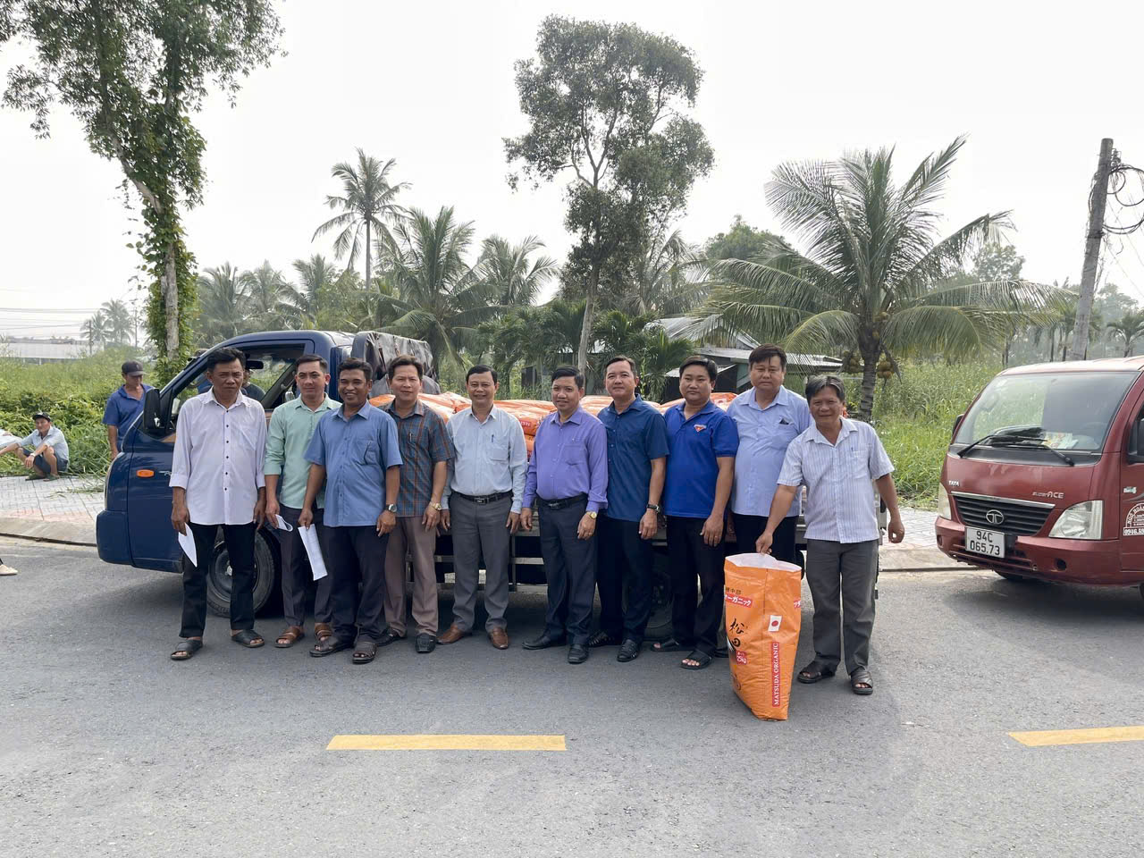 NINH THẠNH LỢI: CẤP VẬT TƯ NÔNG NGHIỆP CHO NÔNG DÂN THAM GIA MÔ HÌNH SẢN XUẤT LÚA AN TOÀN