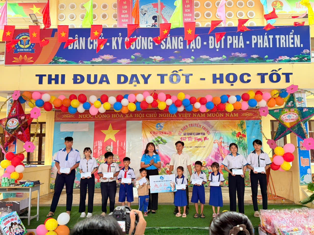 HƠN 2.000 EM HỌC SINH ĐƯỢC VUI TẾT TRUNG THU – ĐÊM HỘI TRĂNG RẰM 