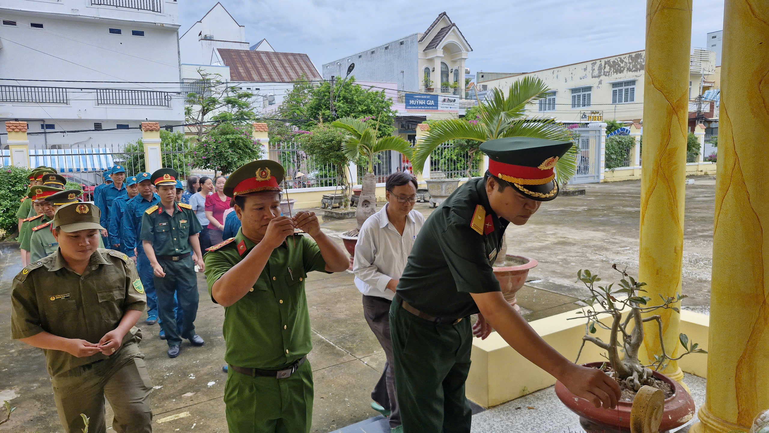 Lực lượng vũ trang thắp hương nhà bia ghi danh anh hùng, liệt sĩ
