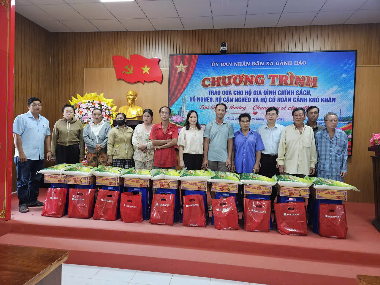 GÀNH HÀO: TRAO 183 SUẤT QUÀ, LAN TỎA TINH THẦN “TƯƠNG THÂN, TƯƠNG ÁI” ĐẾN NGƯỜI DÂN