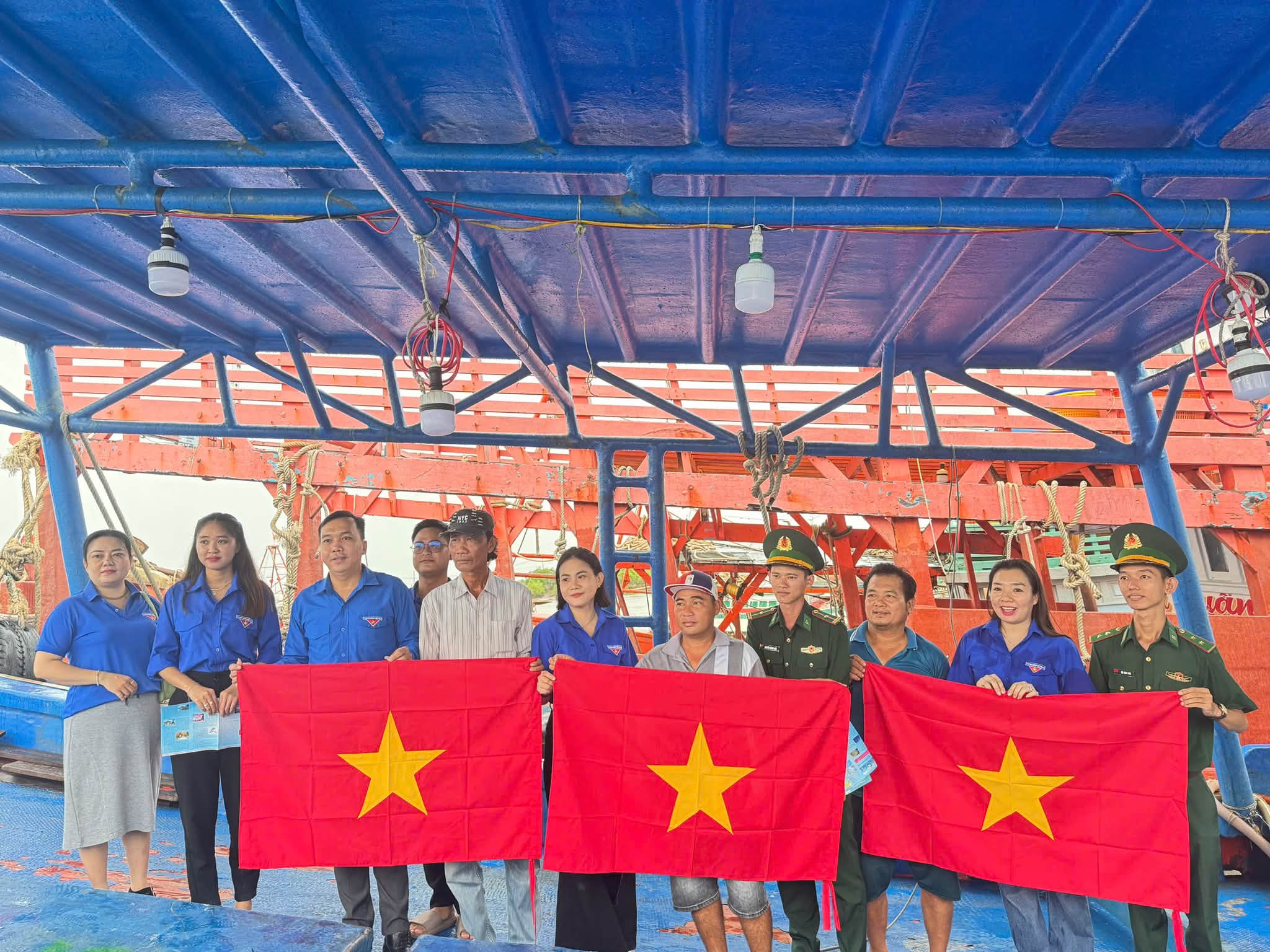 TUYÊN TRUYỀN CHỐNG KHAI THÁC IUU VÀ TRAO TẶNG CỜ TỔ QUỐC CHO NGƯ DÂN