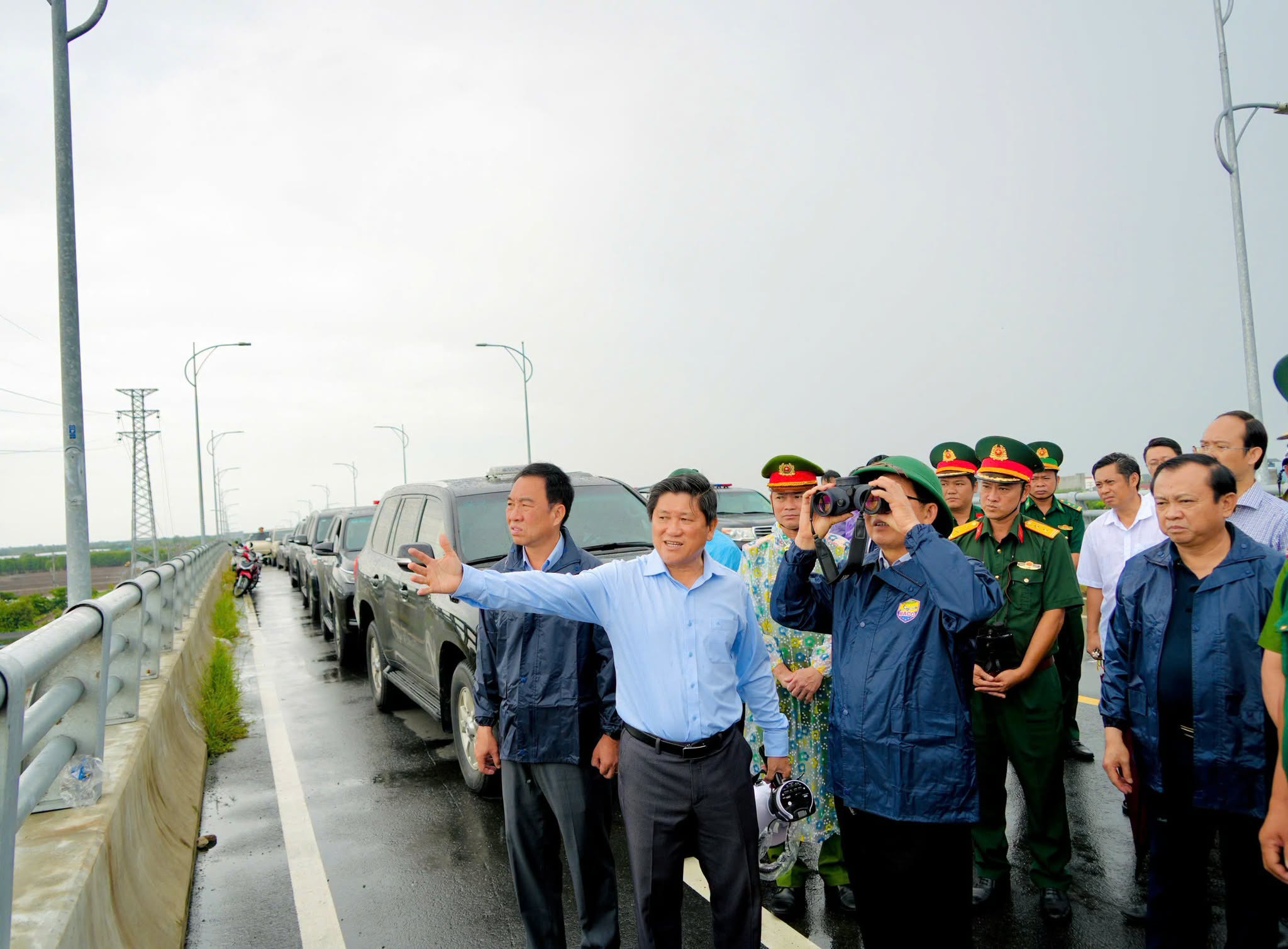 Phó Thủ tướng Chính phủ Hồ Quốc Dũng khảo sát tình hình sạt lở tại xã Gành Hào.