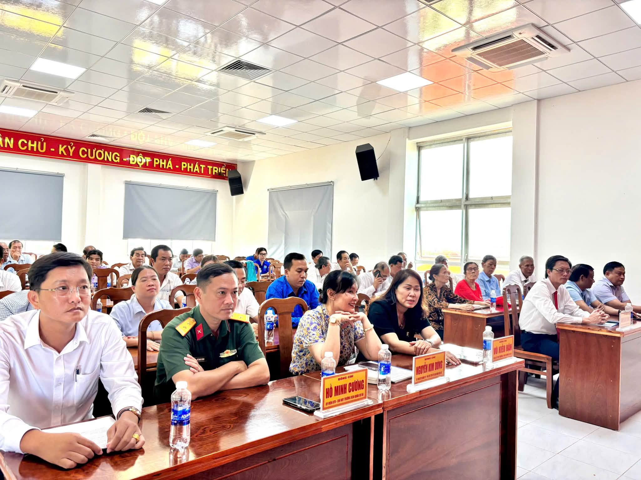 ĐẢNG ỦY XÃ GÀNH HÀO TRAO TẶNG HUY HIỆU ĐẢNG ĐỢT 2/9