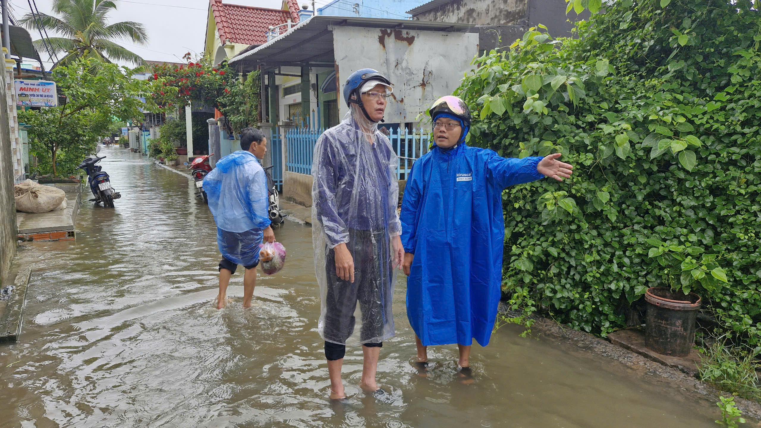 Bí thư Đảng ủy xã Gành Hào chỉ đạo xử lý nước ngập cục bộ tại ấp 1 và ấp 2