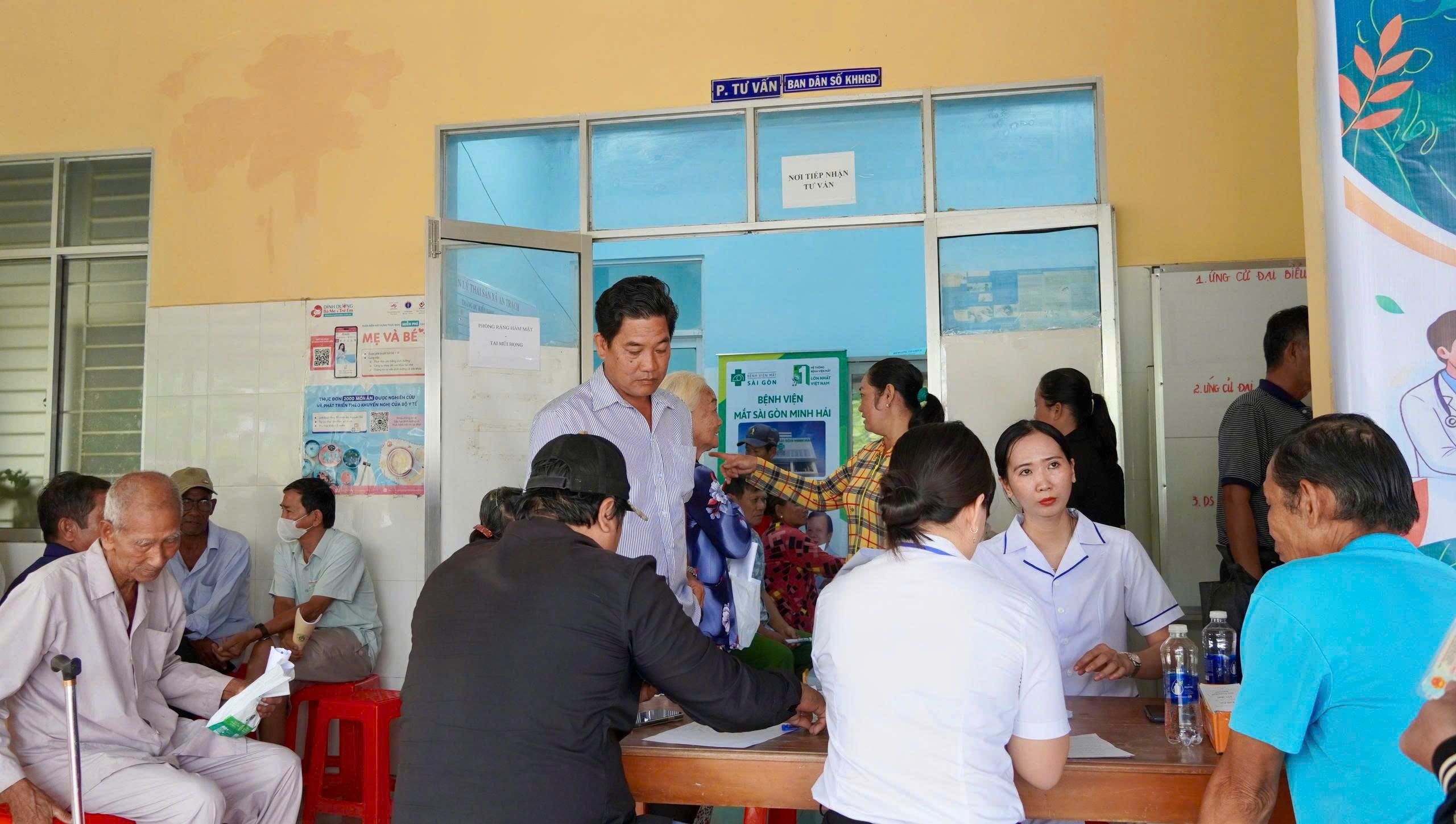 XÃ AN TRẠCH TỔ CHỨC KHÁM SỨC KHỎE ĐỊNH KỲ VÀ KHÁM MẮT CHUYÊN SÂU MIỄN PHÍ CHO NGƯỜI DÂN