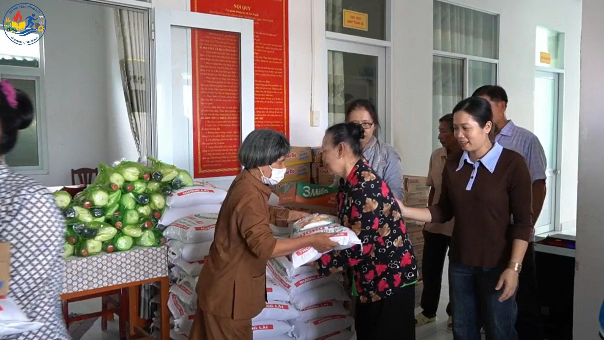 AN TRẠCH TRAO 100 SUẤT QUÀ CHO HỘ NGHÈO, CẬN NGHÈO VÀ HỘ KHÓ KHĂN