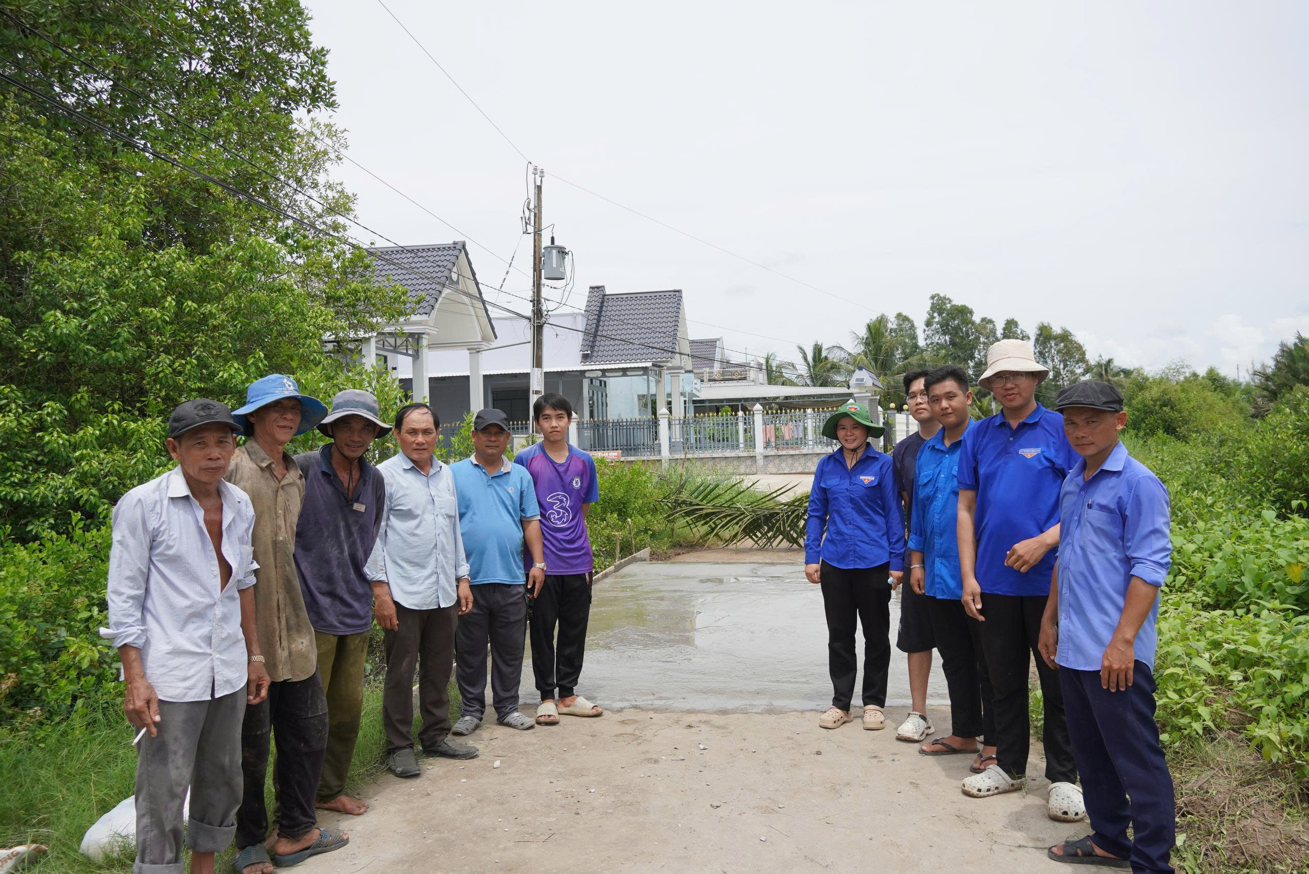 XÃ AN TRẠCH CHUNG TAY KHẮC PHỤC ĐOẠN LỘ BỊ SỤT LÚN TẠI ẤP THÀNH THƯỞNG