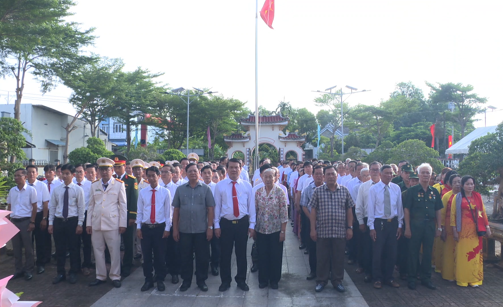 LONG ĐIỀN TỔ CHỨC LỄ DÂNG HƯƠNG, BÁO CÔNG DÂNG BÁC VÀ TRAO HUY HIỆU ĐẢNG