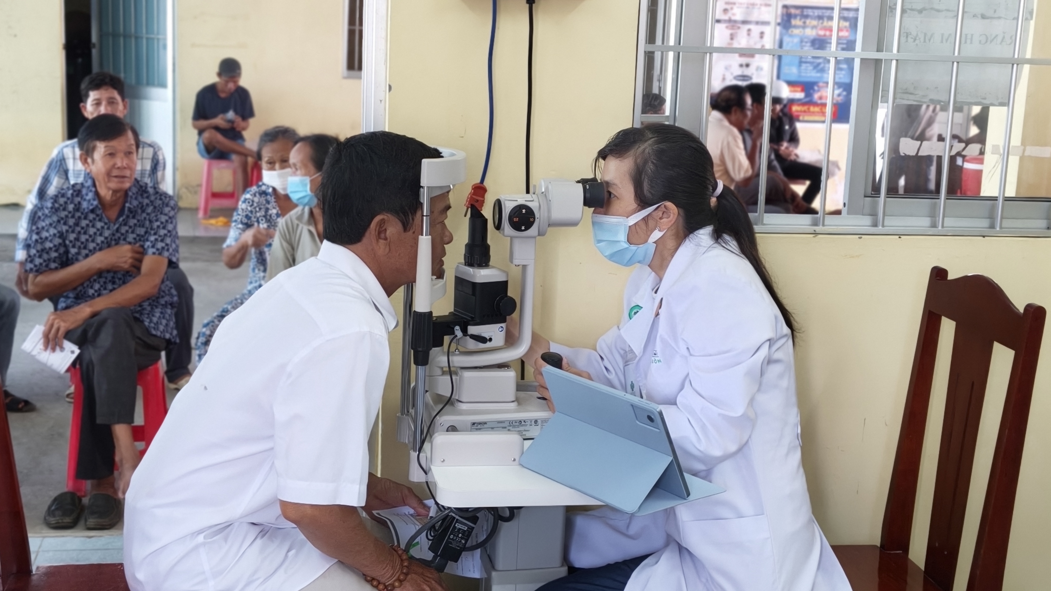 Xã Vĩnh Mỹ tổ chức chương trình khám, tầm soát các bệnh lý về mắt cho gần 150 người dân trên địa bàn.