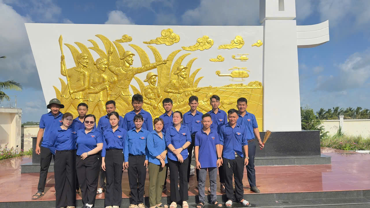 Tuổi trẻ Vĩnh Mỹ tri ân Khu tưởng niệm Đôn Bơ Cựa Gà