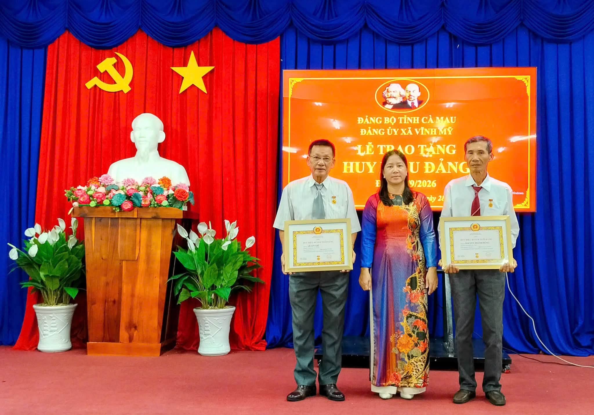Đảng ủy xã Vĩnh Mỹ tổ chức Lễ trao tặng, truy tặng Huy hiệu Đảng đợt 02/9 