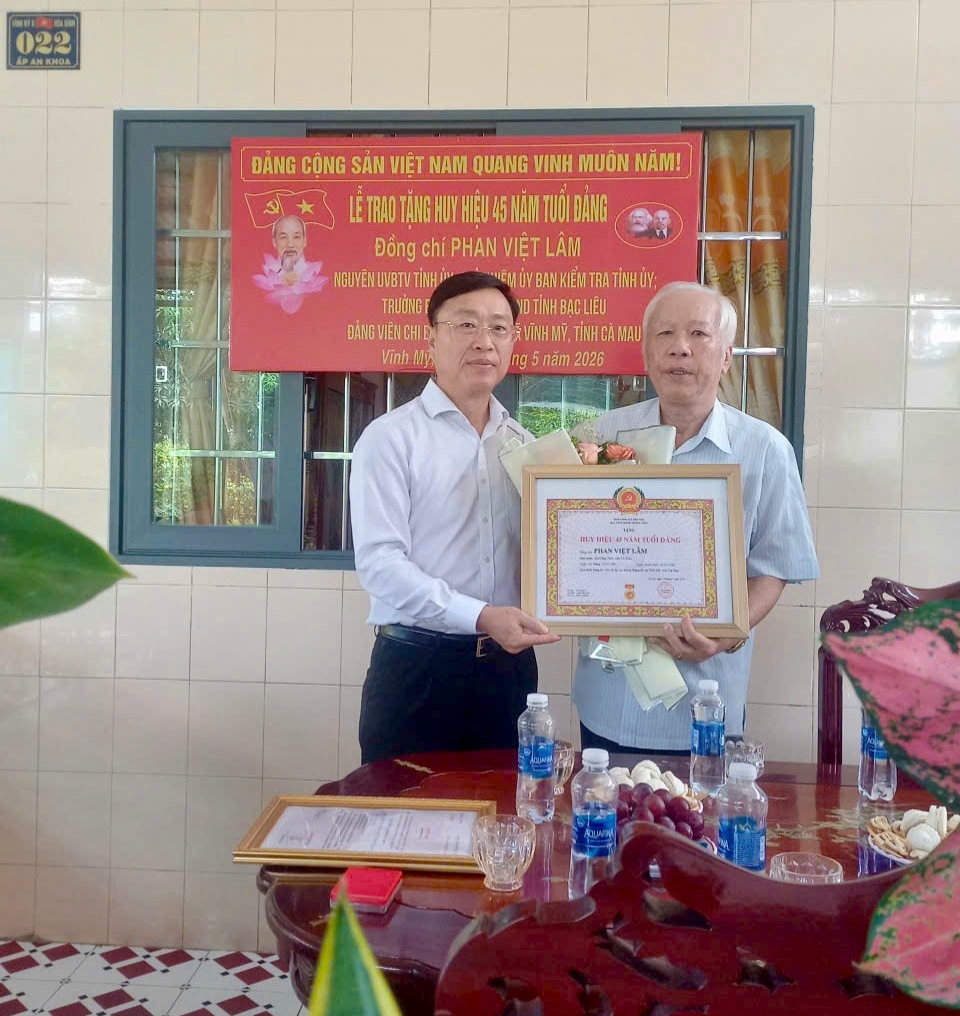 TRAO HUY HIỆU 45 NĂM TUỔI ĐẢNG CHO ĐẢNG VIÊN PHAN VIỆT LÂM
