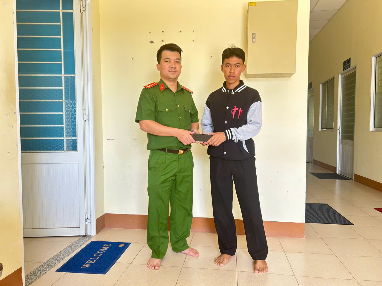 CÔNG AN XÃ VĨNH HẬU NHANH CHÓNG XÁC MINH, TRẢ LẠI TÀI SẢN CHO NGƯỜI ĐÁNH RƠI