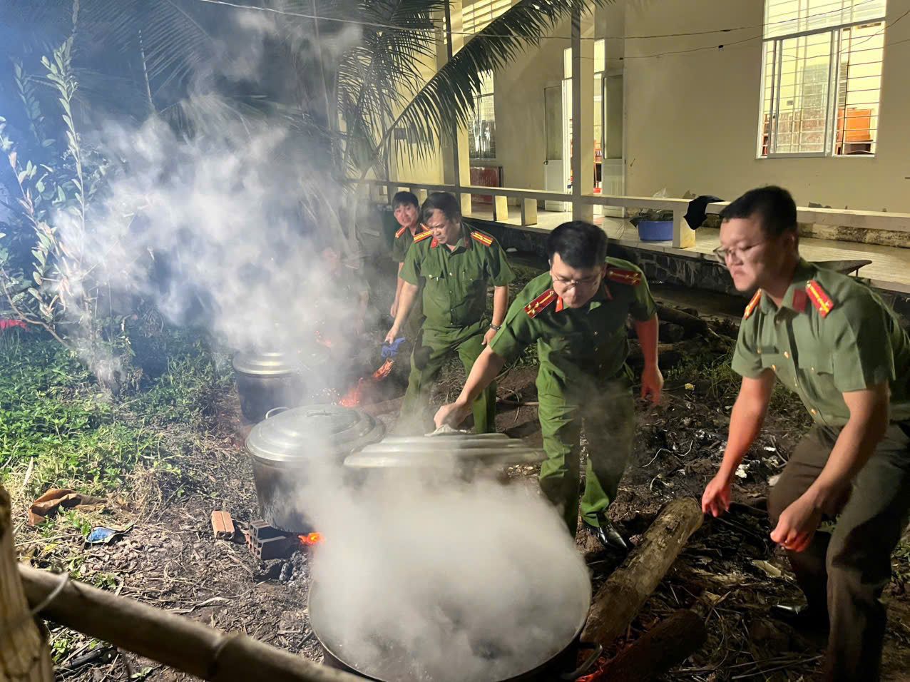 ĐOÀN THANH NIÊN, HỘI PHỤ NỮ CÔNG AN XÃ VĨNH HẬU THI ĐUA THỰC HIỆN PHONG TRÀO “BA NHẤT”, LAN TỎA TINH THẦN VÌ NHÂN DÂN PHỤC VỤ