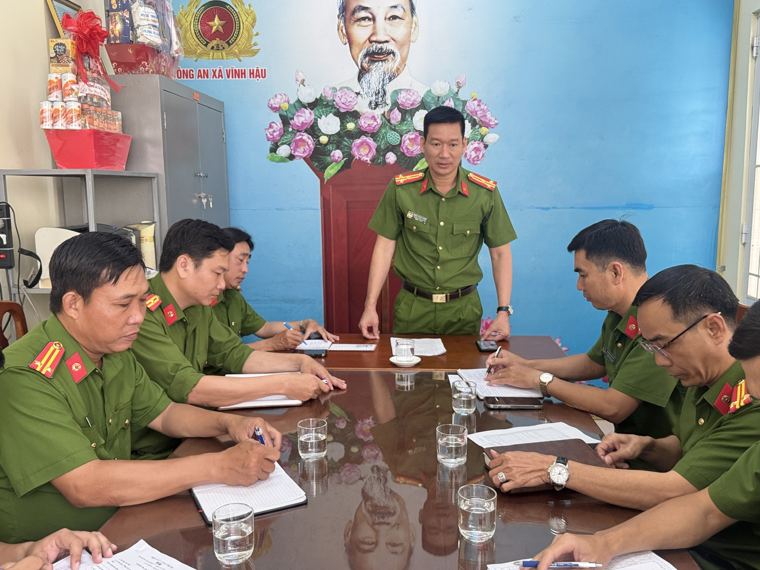 Công an xã Vĩnh Hậu thưởng “nóng” đột xuất