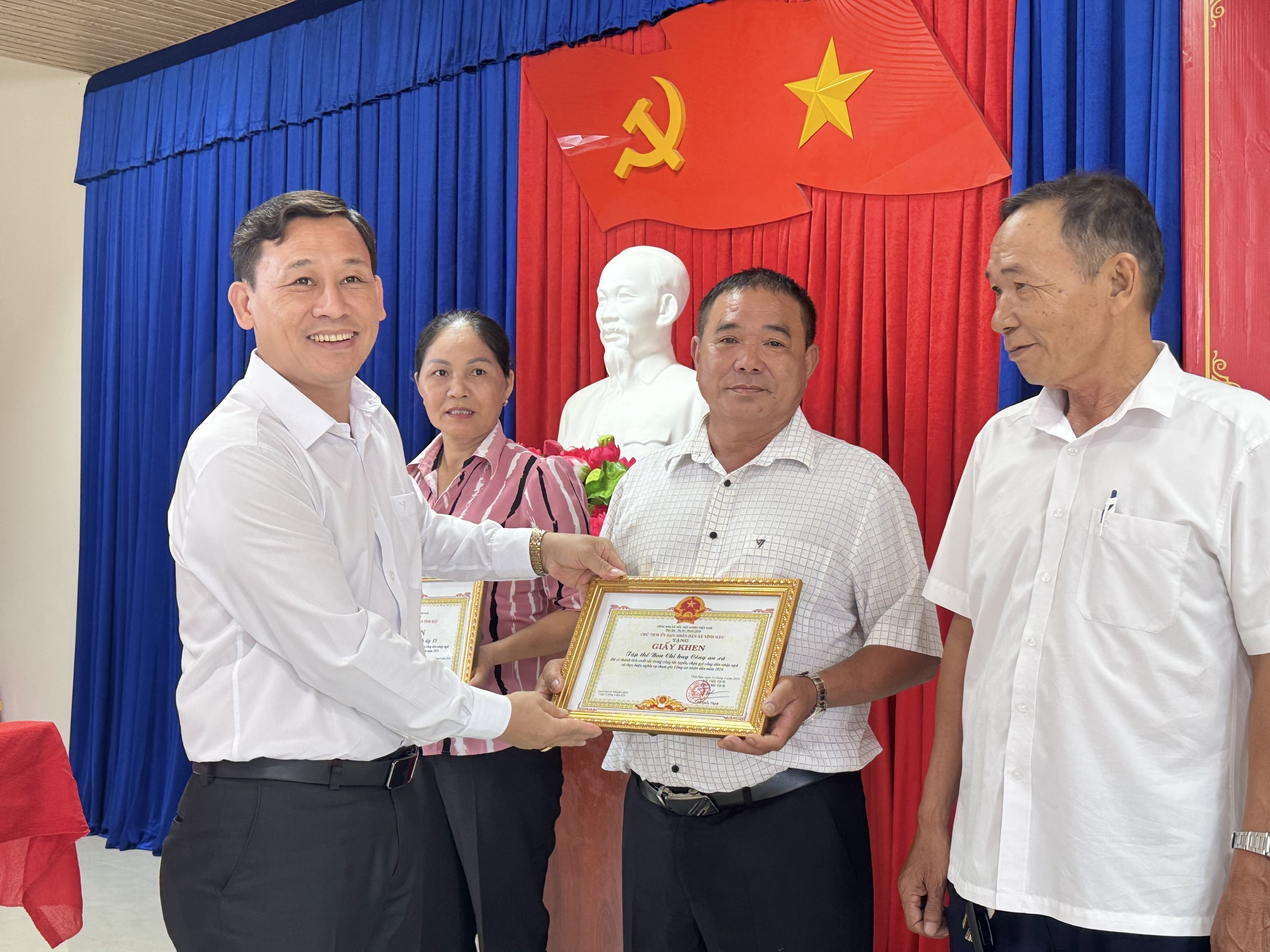 Anh-tin-bai