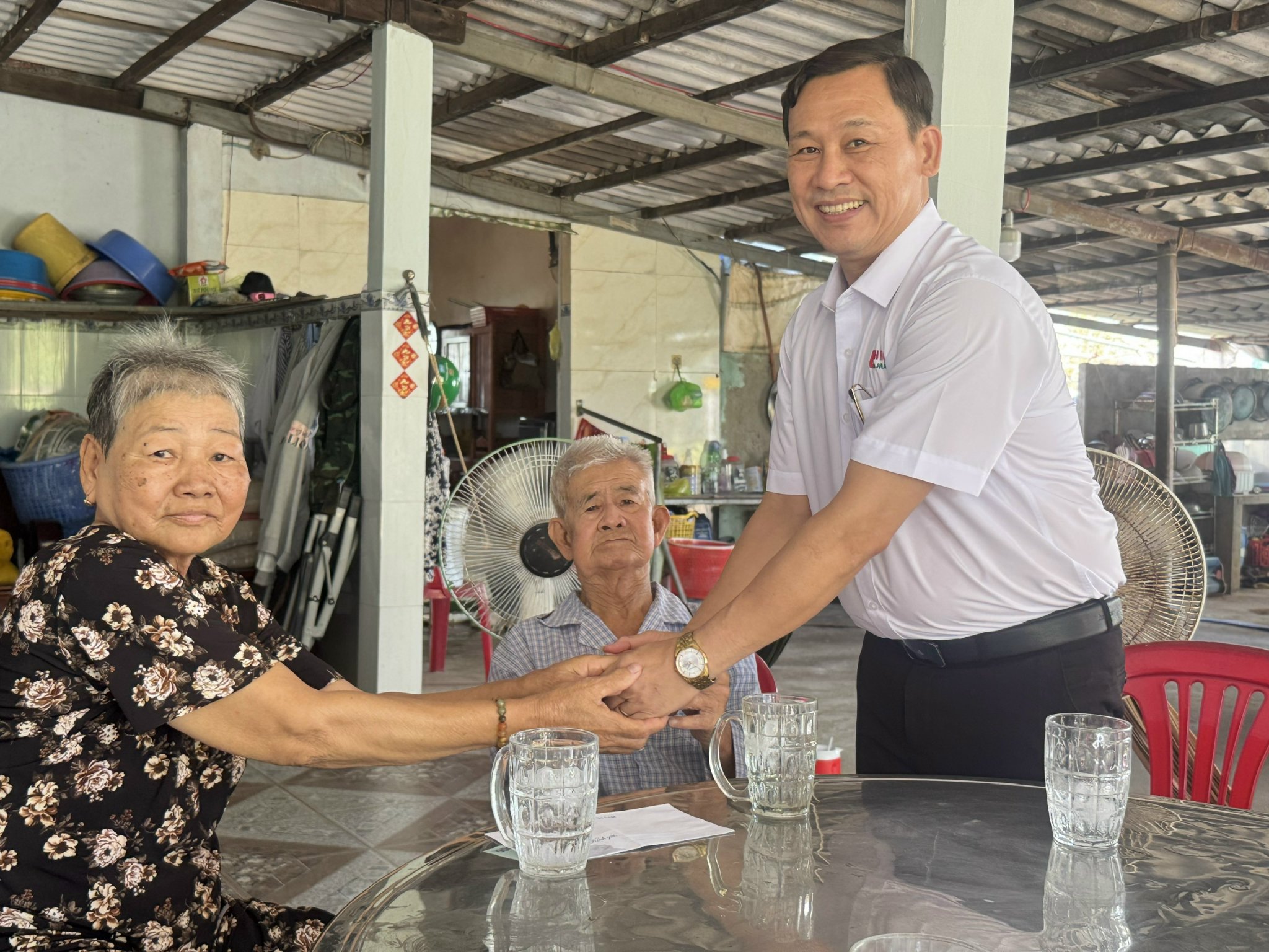 Lãnh đạo xã Vĩnh Hậu thăm, tặng quà các gia đình chính sách nhân kỷ niệm 51 năm Ngày Giải phóng miền Nam, thống nhất đât nước (30/4/1975 - 30/4/2026)