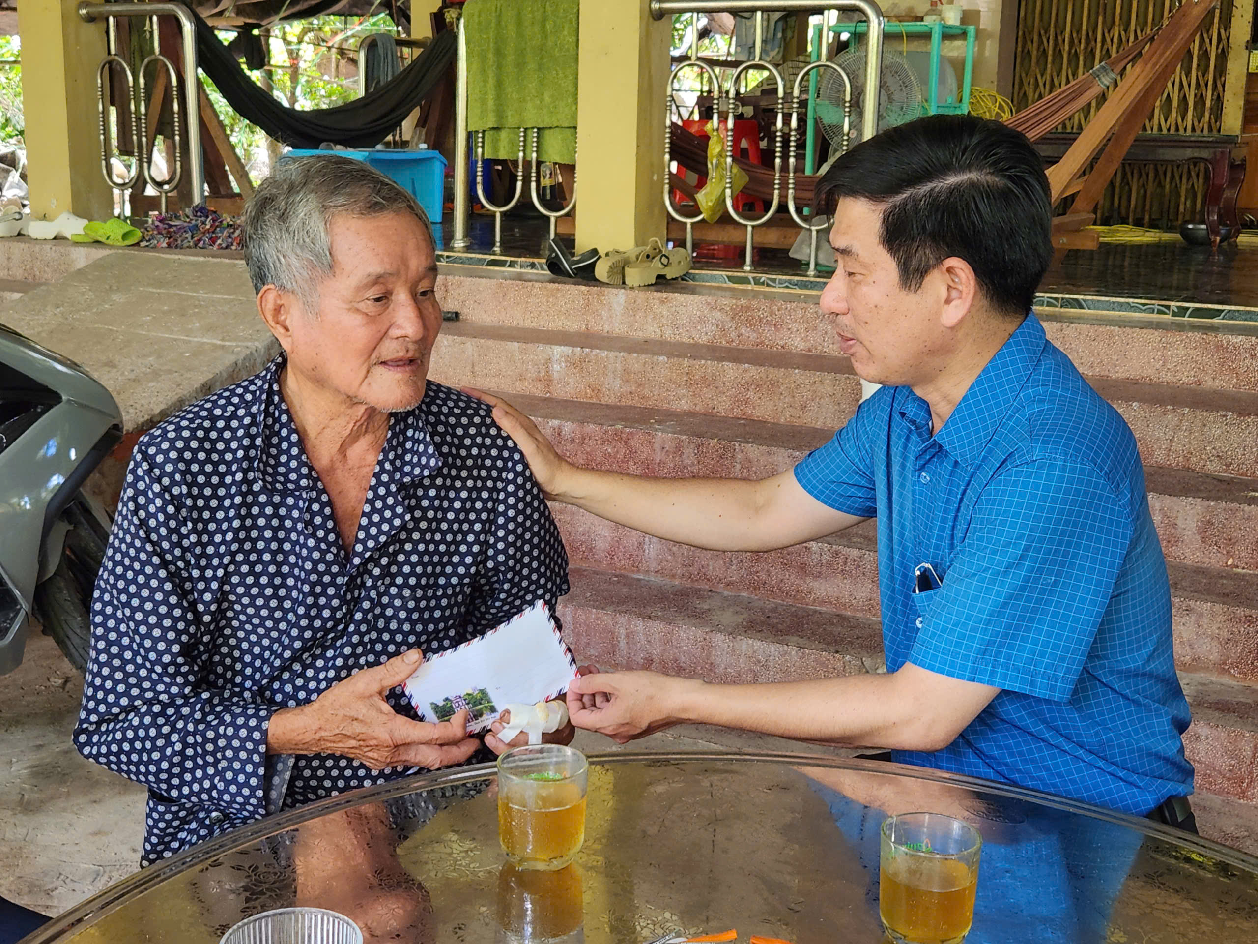 XÃ VĨNH HẬU THĂM, TẶNG QUÀ GIA ĐÌNH CHÍNH SÁCH NHÂN KỶ NIỆM 79 NĂM NGÀY THƯƠNG BINH - LIỆT SĨ