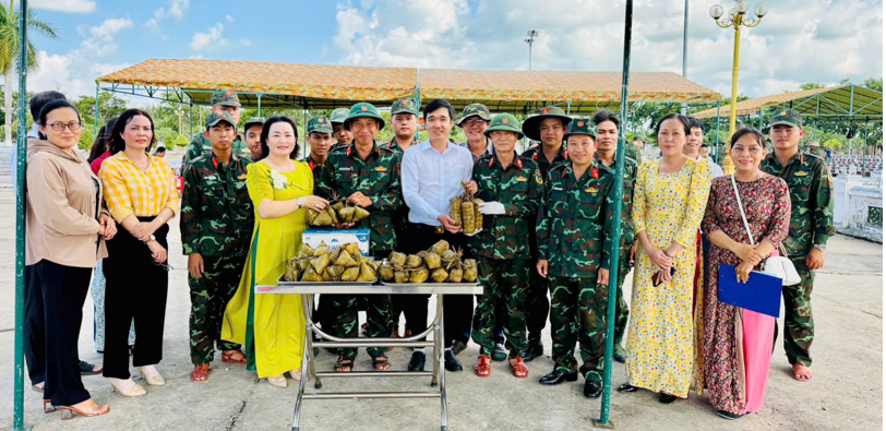 ỦY BAN MTTQ VIỆT NAM VÀ CÁC TỔ CHỨC CHÍNH TRỊ - XÃ HỘI XÃ PHƯỚC LONG: THĂM, TẶNG QUÀ LỰC LƯỢNG LẤY MẪU ADN HÀI CỐT LIỆT SĨ