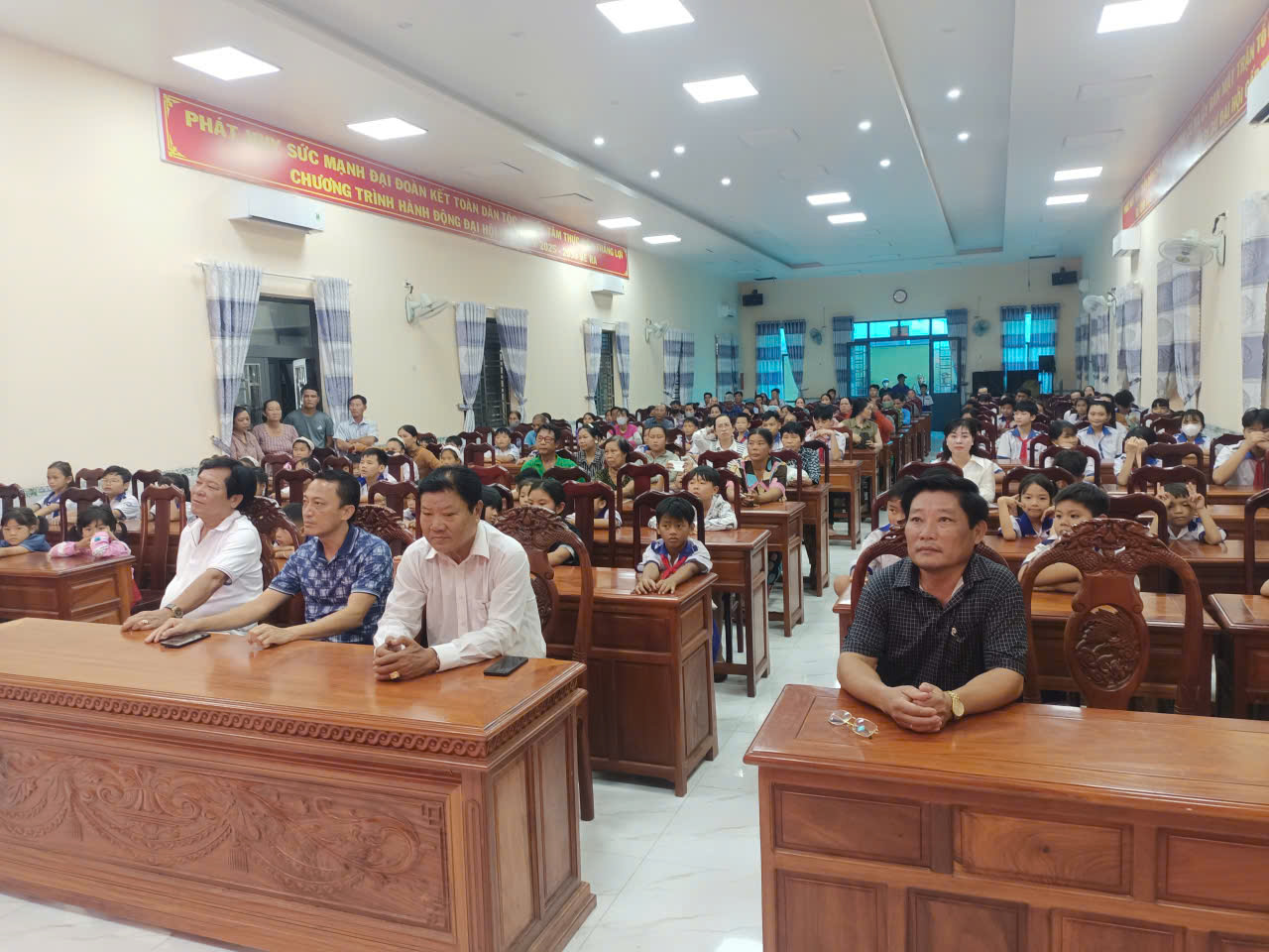 CHƯƠNG TRÌNH TRAO HỌC BỔNG VÀ QUÀ CHO HỌC SINH CÓ HOÀN CẢNH ĐẶC BIỆT KHÓ KHĂN NHÂN DỊP NĂM HỌC MỚI 2026 – 2027