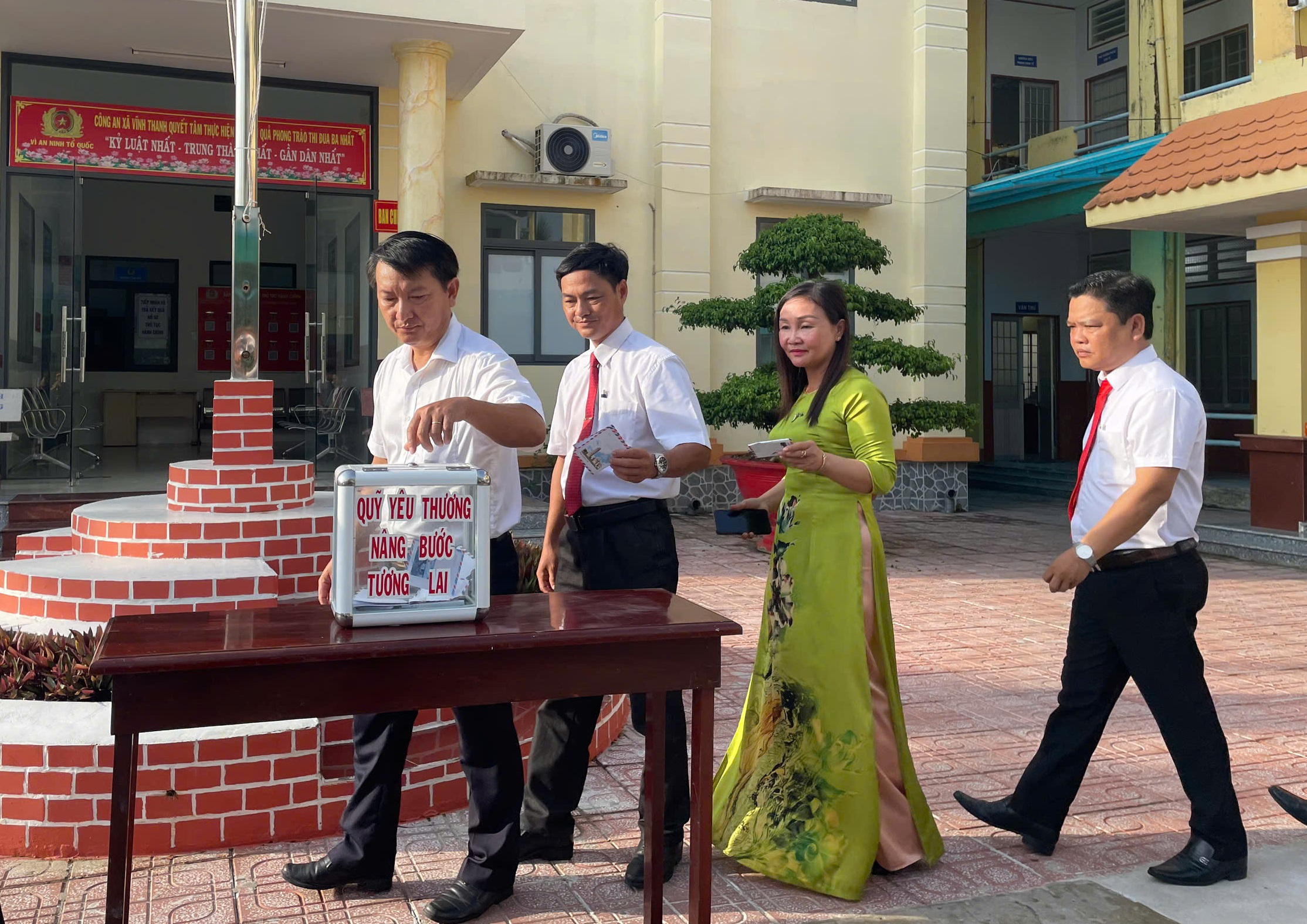 Anh-tin-bai