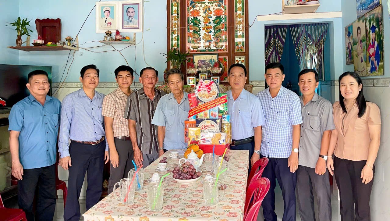 Lãnh đạo xã thăm, tặng quà gia đình chính sách nhân dịp kỷ niệm 81 năm Ngày Cách mạng Tháng Tám thành công và Quốc khánh nước Cộng hòa xã hội chủ nghĩa Việt Nam