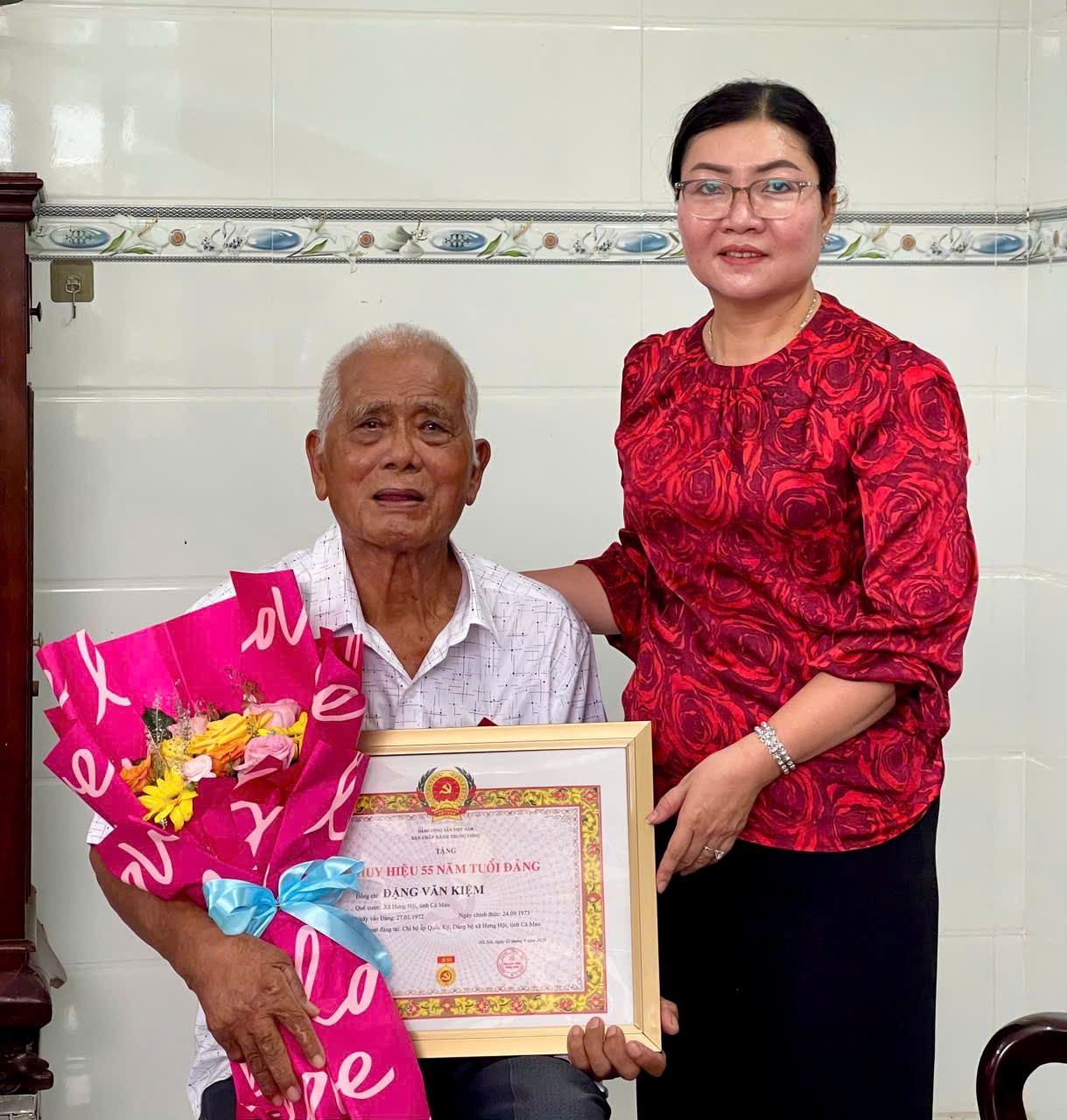 Ban Thường vụ Đảng ủy xã Hưng Hội trao tặng Huy hiệu Đảng đợt 02/9/2026 tại nhà cho đảng viên 55 năm tuổi Đảng, ấp Quốc Kỷ