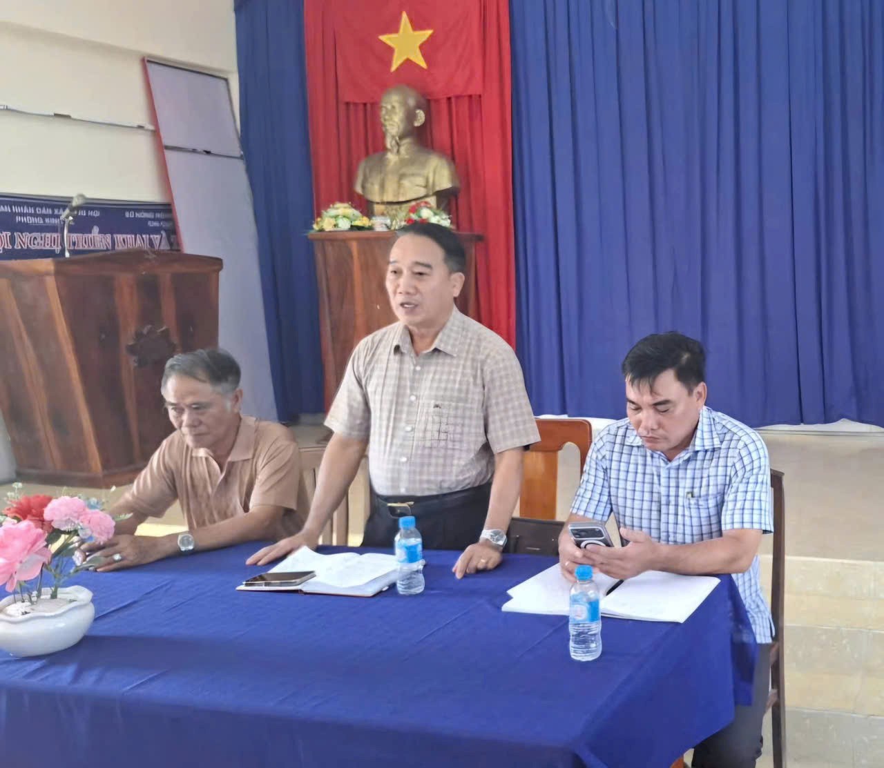 Đảng ủy, Ủy ban nhân dân xã Hưng Hội tổ chức gặp gỡ, trao đổi giữa nông dân và doanh nghiệp tham gia chương trình liên kết sản xuất và bao tiêu sản phẩm lúa