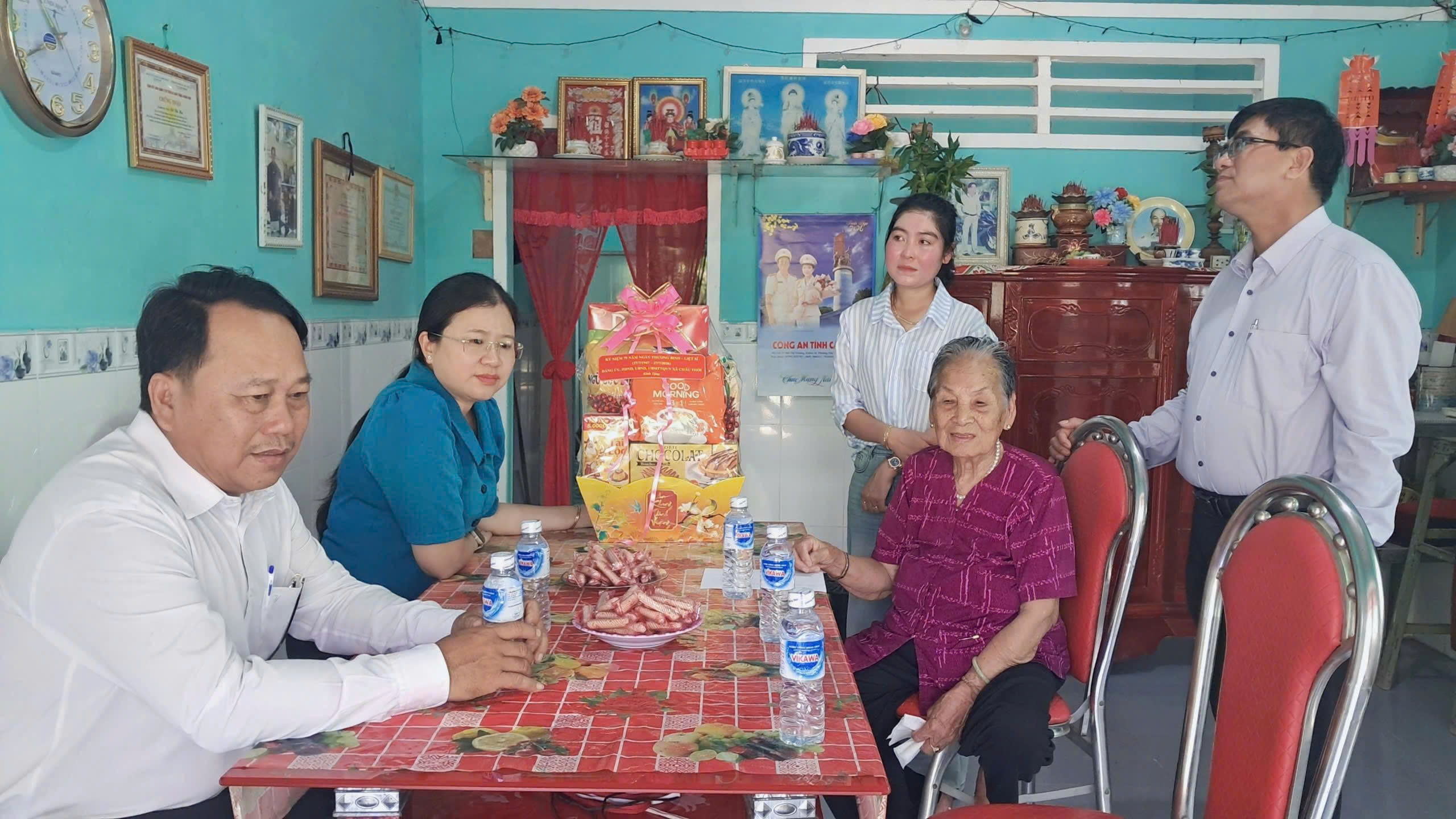 LÃNH ĐẠO ĐẢNG UỶ XÃ CHÂU THỚI THĂM, TẶNG QUÀ MẸ VIỆT NAM ANH HÙNG, THƯƠNG BINH