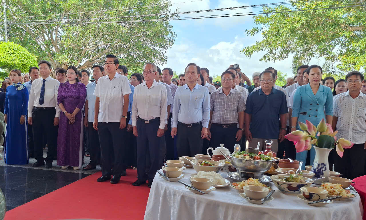 ĐOÀN ĐẠI BIỂU TỈNH CÀ MAU TỔ CHỨC LỄ DÂNG HƯƠNG BÁC
