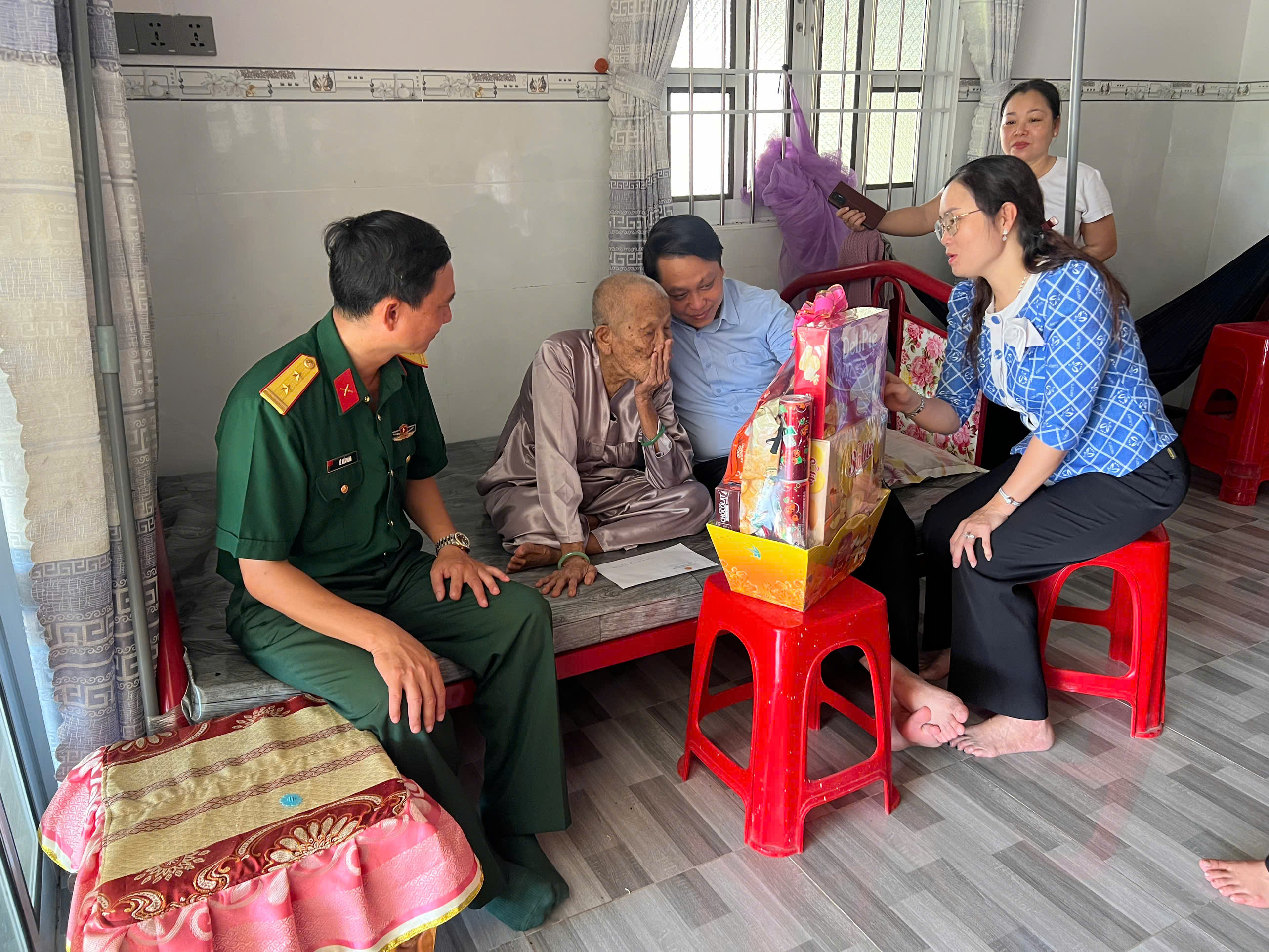 Chủ tịch UBND xã Châu Thới thăm, tặng quà Mẹ Việt Nam Anh hùng