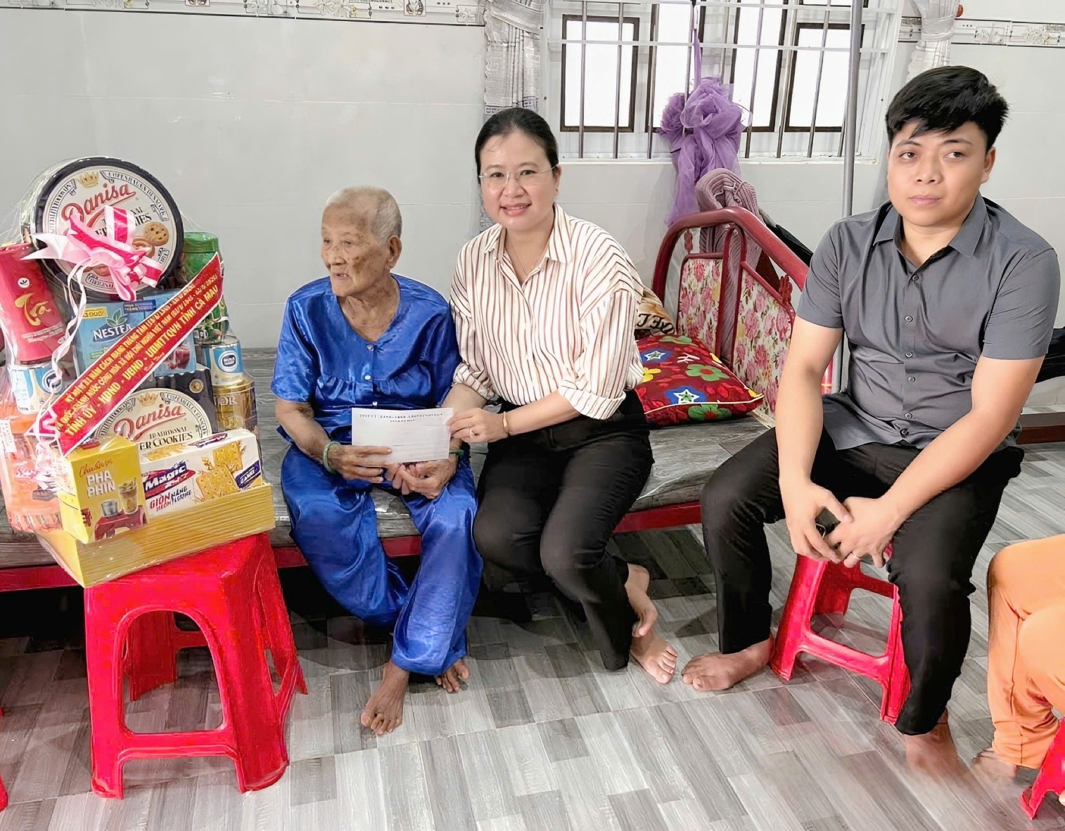 Lãnh đạo xã Châu Thới thăm, tặng quà Mẹ Việt Nam Anh hùng và Thương binh 1/4 nhân dịp Quốc khánh 2/9