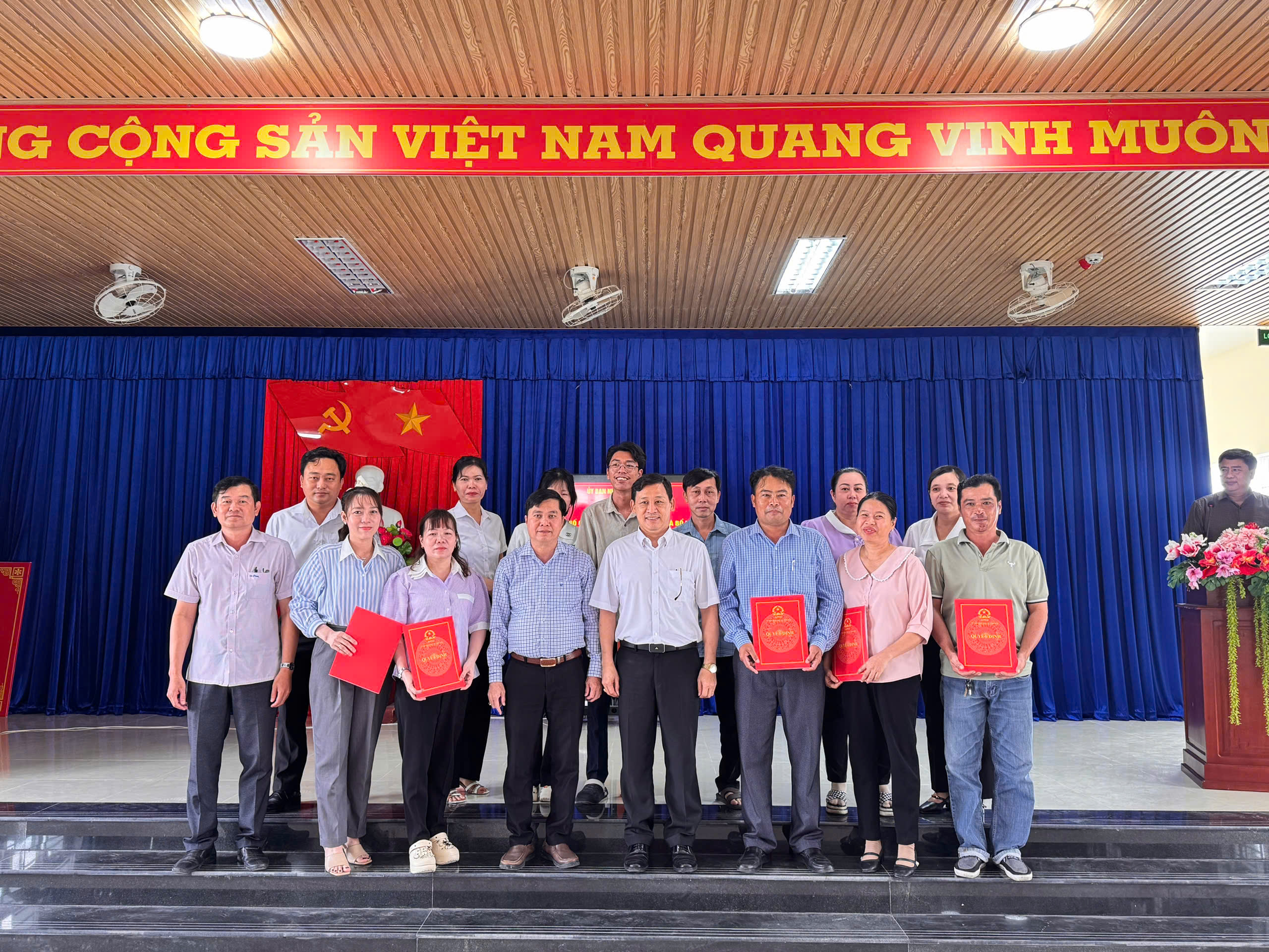 Xã Vĩnh Hậu công bố Quyết định thành lập Trạm Y tế và Trung tâm Công ích thuộc UBND xã